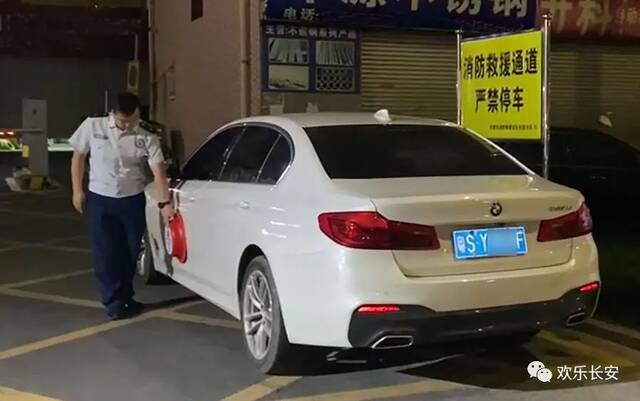 在东莞还敢乱停车？这些违停车辆被“大红盆”吸住了！