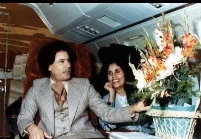 卡扎菲（左）和索菲亚·法卡什。