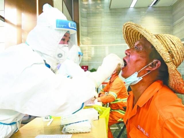 武汉中风险地区连夜完成核酸检测采样