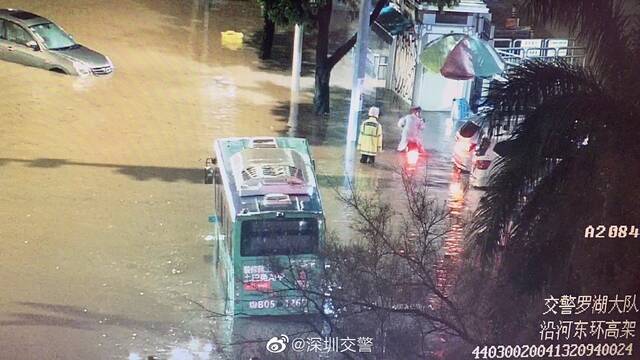 罗湖沿河路东环高架桥下积水，多辆车抛锚。@深圳交警图