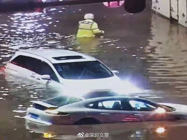 罗湖沿河路东环高架桥下积水，多辆车抛锚。@深圳交警图