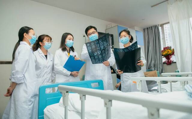 重庆英才名家名师李琦（右二）带领团队正在探讨患者病情重庆市人才发展中心供图