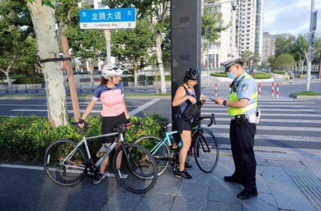 图说：徐汇警方查处龙腾大道沿线非机动车乱骑行。徐汇警方供图