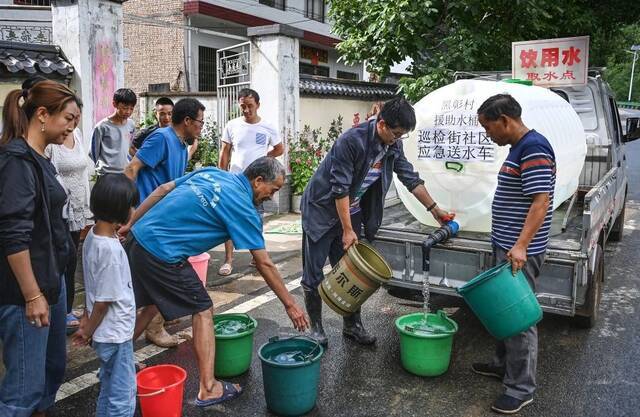 ▲7月24日，洛南县巡检镇巡检街社区为受灾群众运送饮用水。图片来源：新华社