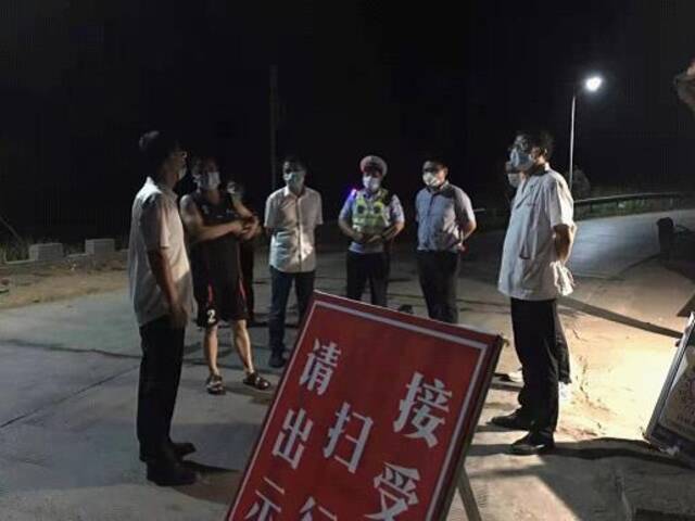 石首市团山寺镇纪委深夜暗访省际边界卡口人员值守排查、镇级隔离点管控情况