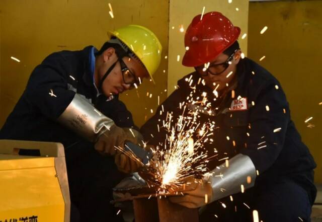 2020年11月，河北省邯郸市永年区职教中心的学生正在练习打磨零件。