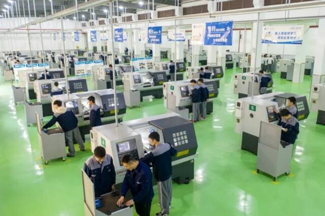 2021年4月，浙江省湖州市长兴县职业技术教育中心学校开放式实训中心，数控专业学生在教师指导下赶制产品。
