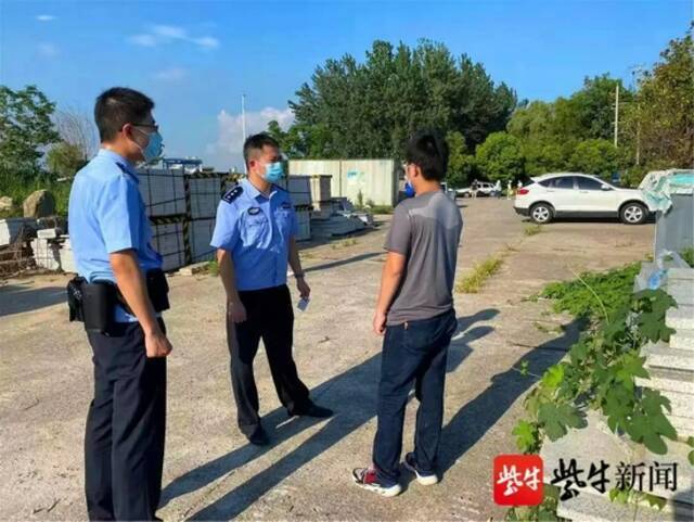 用一个游泳圈？不会水男子想从镇江游回扬州