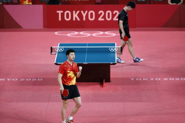 当日，在东京奥运会乒乓球男子团体半决赛中，中国队战胜韩国队，晋级决赛。图为中国队选手马龙庆祝获胜。新华社记者王东震摄