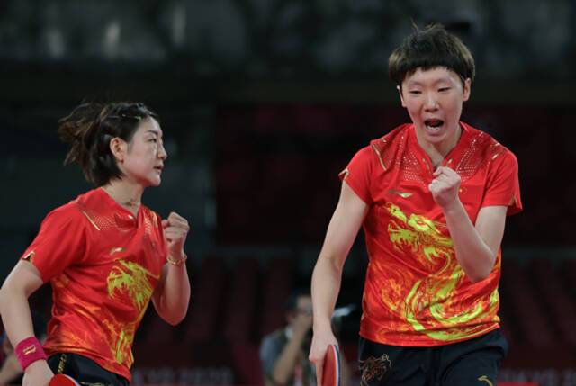 当日，在东京奥运会乒乓球女子团体半决赛中，中国队战胜德国队，晋级决赛。图为中国队组合陈梦/王曼昱（左）在比赛中。新华社记者王东震摄