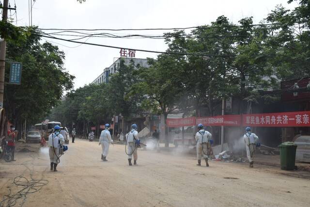方伟和队友在河南受灾地区进行消杀工作。受访者供图