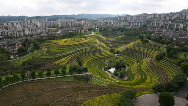  7月15日拍摄的贵州省毕节市大方县奢香古镇（无人机照片）。新华社记者徐钦摄