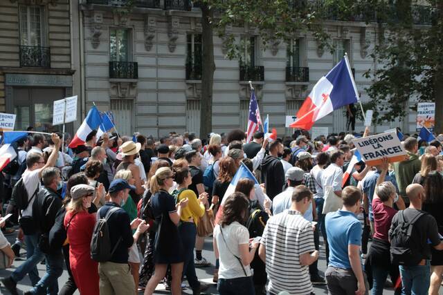 根据法国内政部公布的数据，在7月31日这一天全法共有超过20万人参加反对“健康通行证”的游行。而在巴黎，这一天共有四场这一主题的示威活动。本文图片均由陈若晗供图。