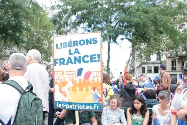 法国人连续三周抗议“健康通行证” 又一场“黄背心运动”？