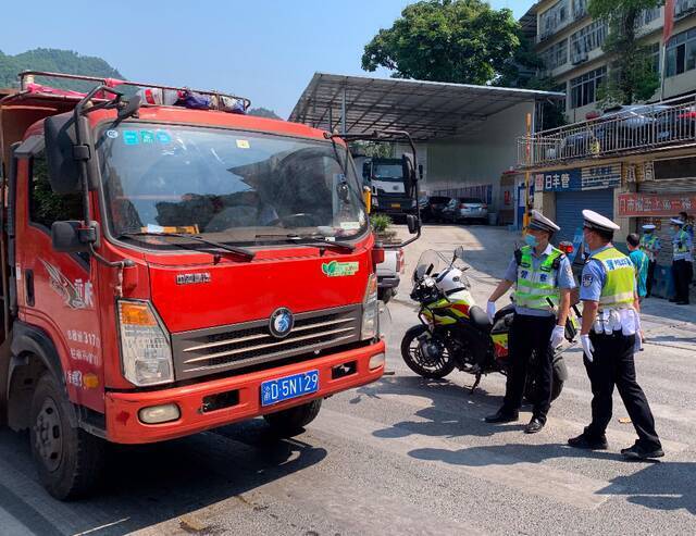 民警检查货车。许琳珮摄