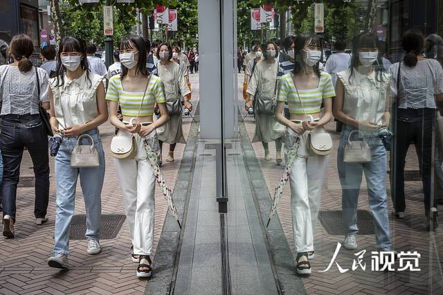 当地时间2021年7月30日，日本东京，新冠疫情下的东京街头。人民视觉图