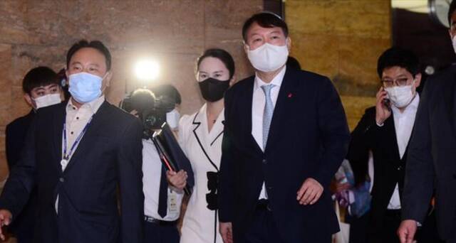 与确诊病例握手后，韩总统竞选人尹锡悦居家隔离，韩媒：当天曾走访103个办公室