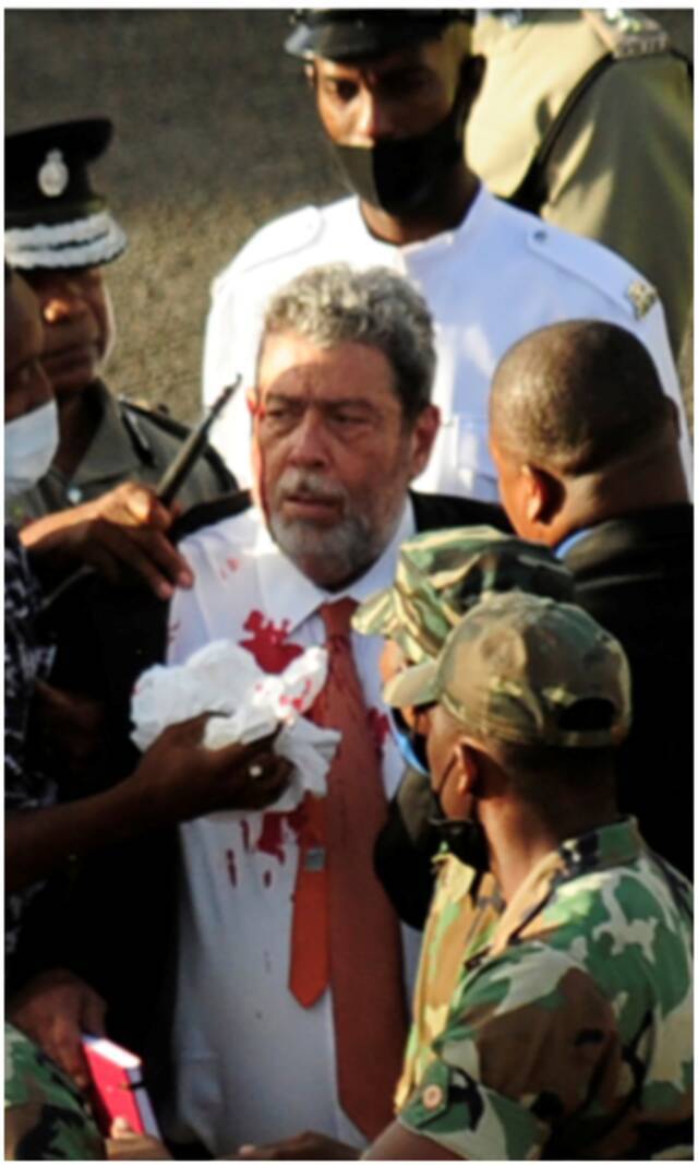 乱！加勒比岛国爆发抗议反对强制接种疫苗，总理被石头砸破脑袋血流不止