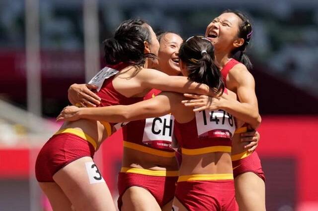 飞驰的一道中国红！4×100米接力中国男女队今晚决赛见