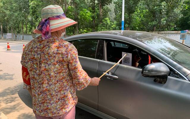 实地探访：北京房山中风险地区周边村设卡口 进出需扫码登记