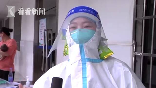 视频｜高温下做核酸检测 医护人员防护服外绑冰棍降温