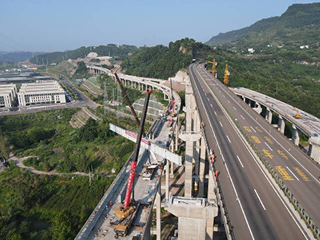 刷新亚洲最高拼宽桥施工纪录！万州环线高速鹿山互通完成大吨位高墩吊装