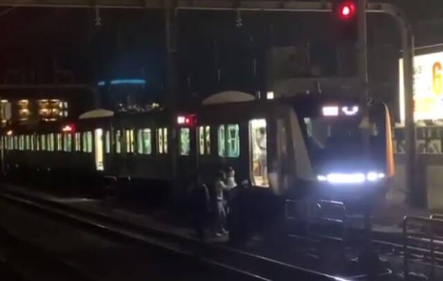 东京一火车上有人持刀行凶伤4人 嫌疑人逃跑后被捕