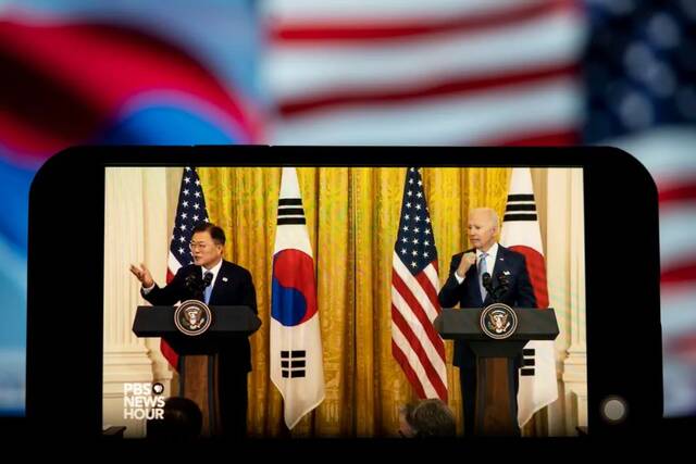 这是5月21日拍摄的美国总统拜登与到访的韩国总统文在寅在白宫举行联合记者会的视频直播画面。新华社记者刘杰摄