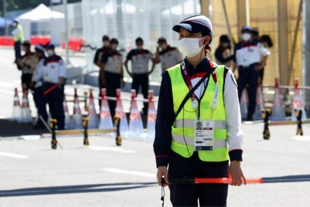 7月17日，日本东京，安保人员在东京奥运村入口处站岗。/IC photo