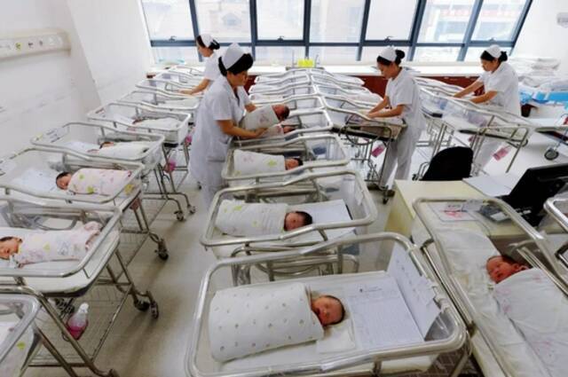 （资料图片）甘肃一家妇幼保健院内的新生儿。图/视觉中国