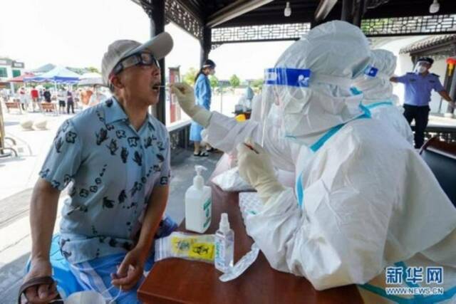 8月7日，市民在扬州市瘦西湖街道五亭社区瘦西湖西门采样点进行核酸检测取样。图来自新华网