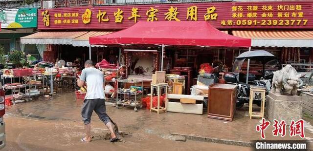 8月7日，福州市闽侯县南屿镇忠观村，第9号台风“卢碧”肆虐过后村民自救。郑花摄