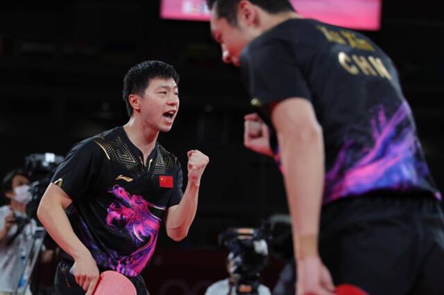当日，在东京奥运会乒乓球男子团体决赛中，中国队对阵德国队，获得金牌。新华社记者王东震摄