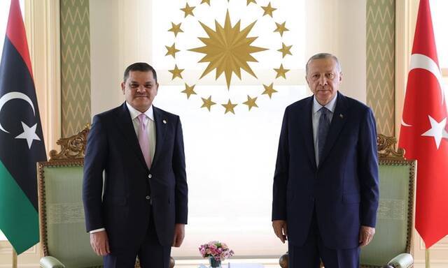 △土耳其总统埃尔多安（右）接见利比亚民族团结政府总理德贝巴