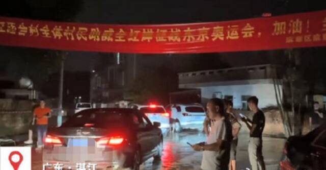 全红婵老家有网红冒雨直播