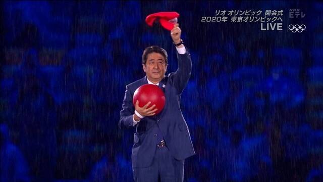 2016年里约奥运会闭幕式，时任日本首相安倍晋三以“马里奥”形象出现在会场中。/NHK报道截图