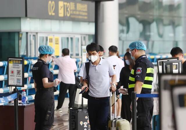 机场工作人员对旅客进行通行码检查重庆机场集团供图