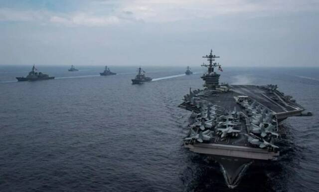 参加“大规模演习-2021”的美军“卡尔·文森”号航母战斗群