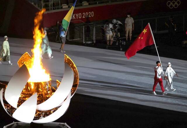 东京奥运闭幕：苏炳添手举五星红旗入场 巴黎八分钟浪漫拉满