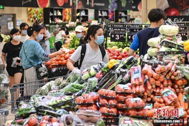 资料图：市民在超市购物。中新社记者陈骥旻摄