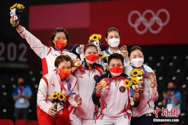 图为东京奥运会羽毛球女双决赛颁奖仪式现场。中新社记者韩海丹摄