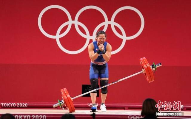 7月26日，菲律宾选手迪亚兹在比赛中。当日，东京奥运会举重女子55公斤级比赛在东京国际论坛大厦举行。菲律宾选手迪亚兹获得冠军。中新社记者杜洋摄