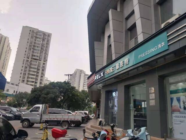 位于望京SOHO旁的悦刻专卖店