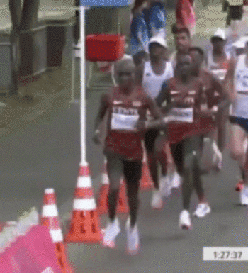 法国马拉松选手比赛时故意打翻补给水：推倒一排 拿走最后一瓶