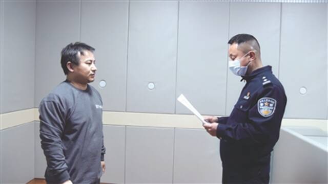 图为昆明开尔科技有限公司总经理郑少峰接受调查的场景。（资料图片）
