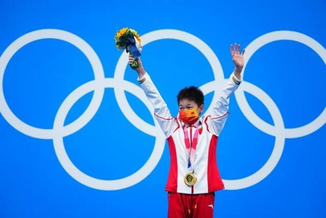 8月5日，全红婵在东京奥运会颁奖仪式上。新华社记者许畅摄