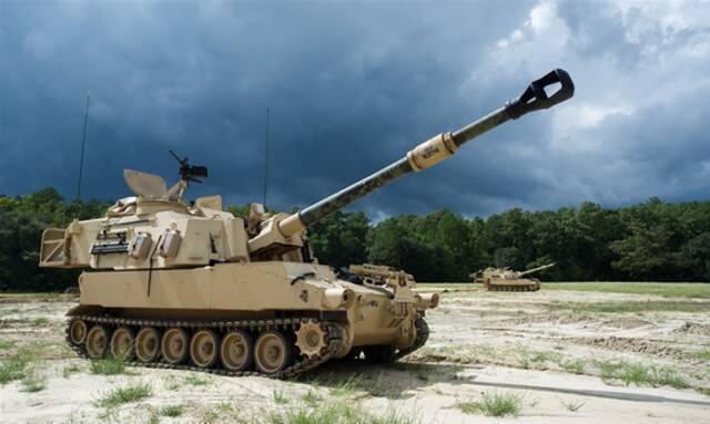 M109A6自行榴弹炮是上世纪90年代初的产品。