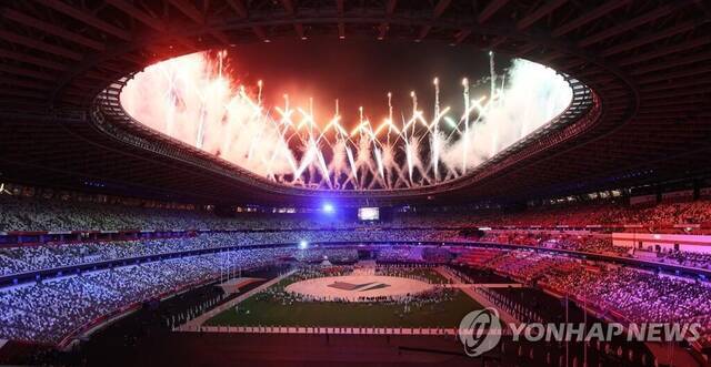 8月8日，日本东京新国立竞技场，东京奥运会闭幕式在漫天烟火中举行