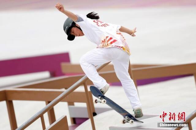 当地时间7月26日，中国选手曾文蕙在比赛中。当日，东京奥运会滑板女子街式赛决赛在东京有明城市运动公园举行，中国选手曾文蕙以9.66分位列第六。滑板比赛为首次进入奥运赛场。中新社记者富田摄