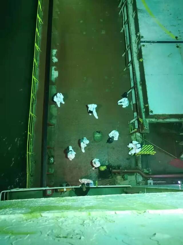 ▲8月9日，舟山市疾控等部门人员登船为船员进行核酸检测，受访者供图